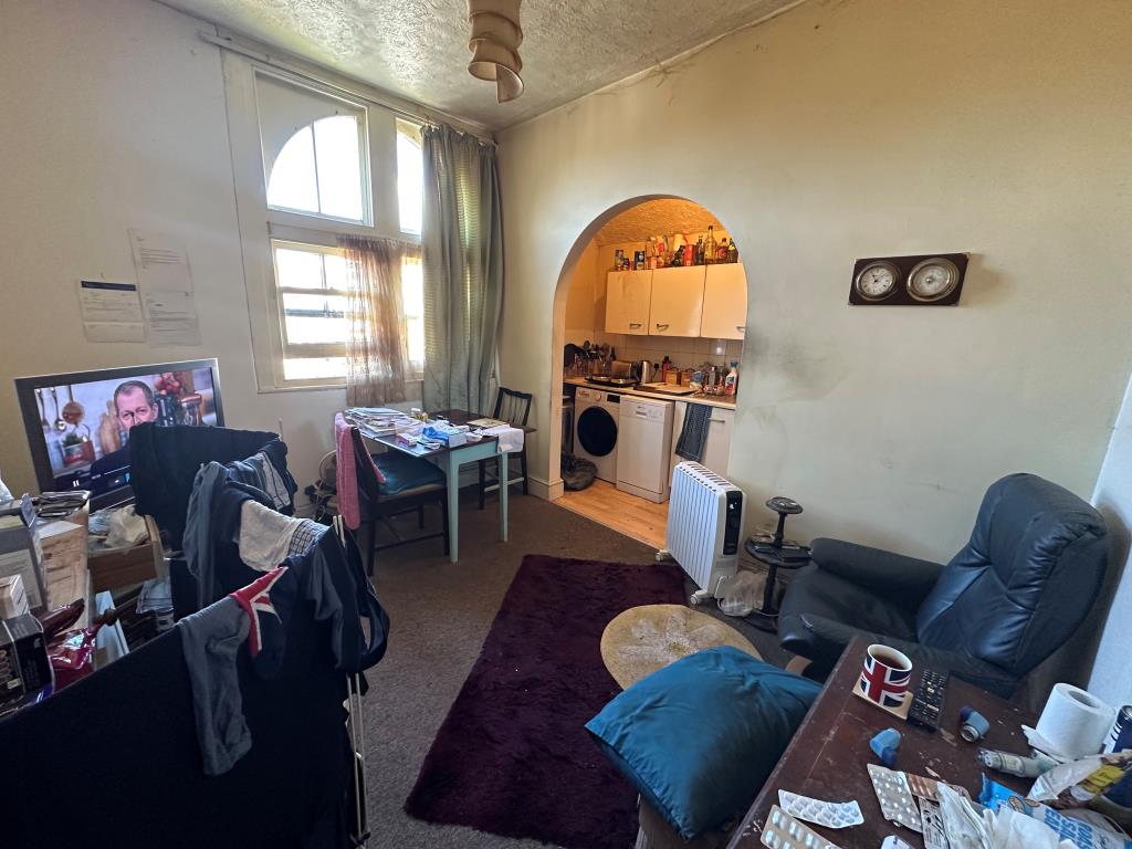 Lot: 138 - FREEHOLD BLOCK OF FLATS FOR INVESTMENT - Flat E - Living Room